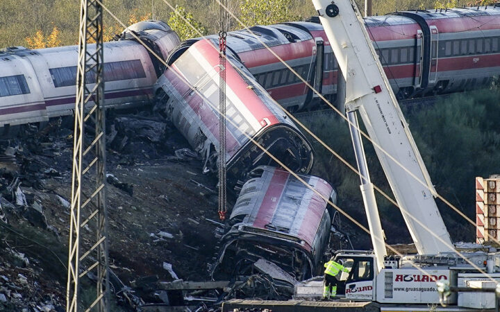 Ascienden a 69 los fallecidos por choque de trenes en España; Sánchez promete esclarecer 'hasta el último detalle' Ascienden a 69 los fallecidos por choque de trenes en España; Sánchez promete esclarecer 'hasta el último detalle'
