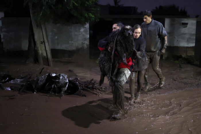 Un inusual aluvión inundó este jueves las calles de un acomodado municipio de Santiago de Chile y dejó al menos seis heridos, entre ellos un bebé de un año, y otras personas aisladas.