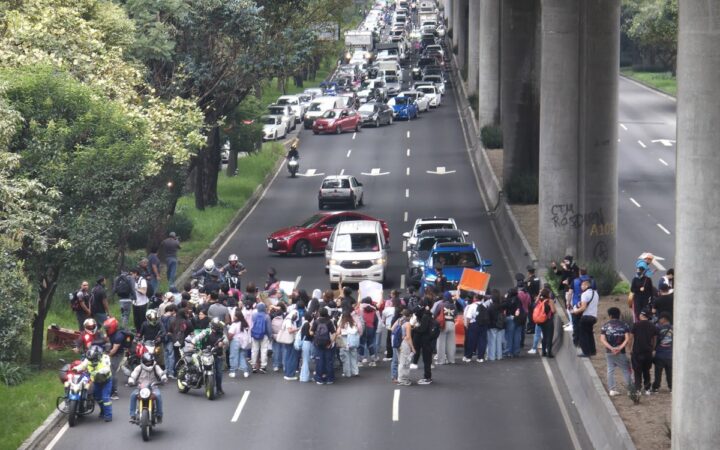 Estudiantes de la UPN cierran Periférico y causan caos en la zona sur de CDMX Estudiantes de la UPN cierran Periférico y causan caos en la zona sur de CDMX