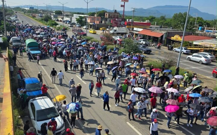 Con paro, bloqueos y marchas, Sección 22 de la CNTE en Oaxaca exige investigar presuntas plazas irregulares Con paro, bloqueos y marchas, Sección 22 de la CNTE en Oaxaca exige investigar presuntas plazas irregulares