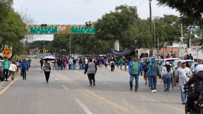 La presunta venta y asignación ilegal de plazas se dio a conocer tras la renuncia de Emilio Montero como director del IEEPO el 26 de septiembre, sucedida tras la detención del expresidente municipal de Juchitán, Miguel Sánchez Altamirano, acusado de presunta extorsión.