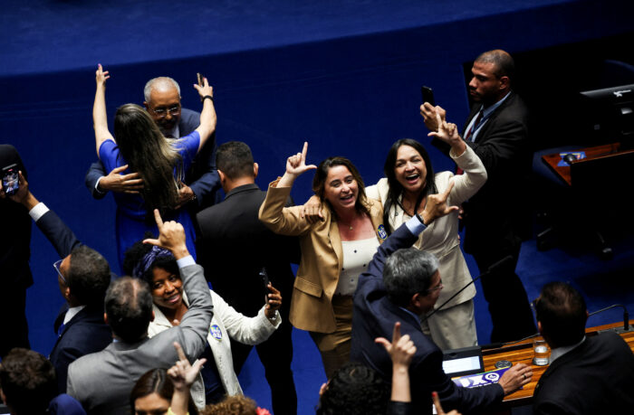 El fin de la llamada jornada "6 por 1", que añade un día de descanso semanal y reduce el cómputo de 44 a 40 horas semanales sin recorte salarial, es la principal propuesta electoral de Lula, quien se juega la reelección el próximo 25 de octubre frente al opositor Flávio Bolsonaro.