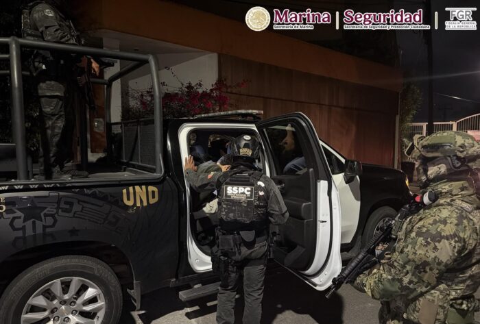 Durante el operativo se aseguraron cuatro armas de fuego, cargadores, municiones, dosis de droga y dispositivos electrónicos.