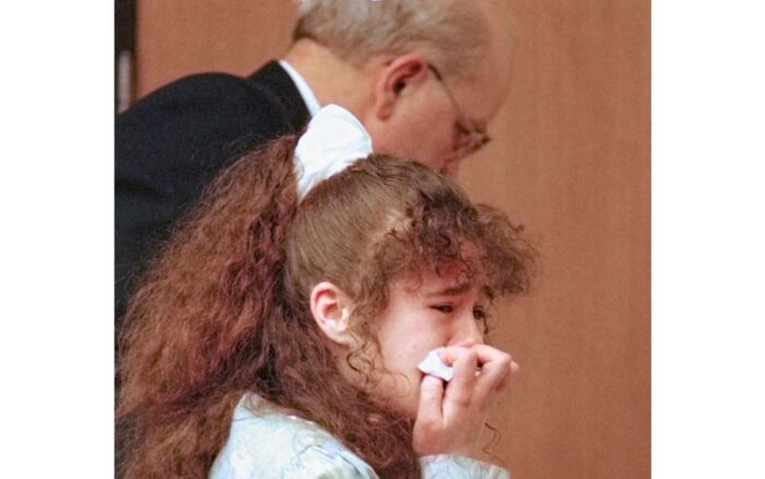 Una fotografía tomada el 30 de marzo de 1996 muestra a Christa Pike siendo escoltada fuera del Tribunal Penal del Condado de Knox en Knoxville, Tennessee, EE. UU., tras haber sido condenada a muerte por el asesinato de Colleen A. Slemmer. Foto: Reuters
