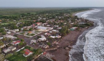 Huracán Simon mantiene en alerta a la costa de Nayarit