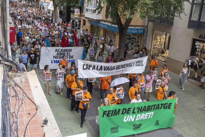Alrededor de 3.000 personas, según la Policía Nacional, se han manifestado este sábado por el centro de Palma reivindicando la vivienda como derecho y con pancartas pidiendo una huelga general, en plena alerta por lluvias y al día siguiente de que el Congreso rechazara las propuestas de vivienda del Gobierno. Foto: EFE