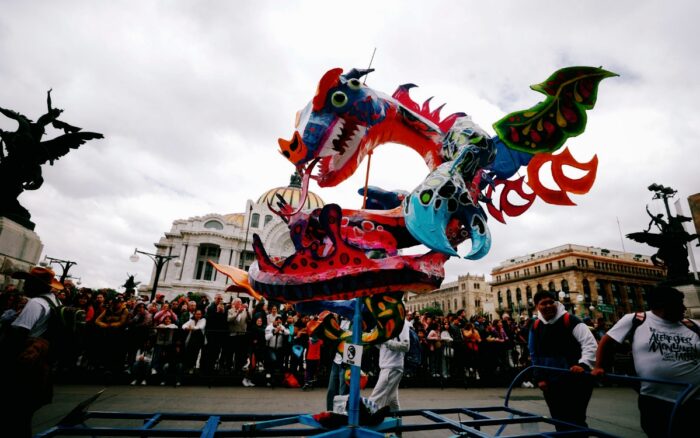 Dragones multicolores, serpientes aladas y criaturas que mezclan cuerpos, garras y cuernos de distintos animales transformaron este sábado las calles de Ciudad de México en un escenario de fantasía durante el tradicional Desfile de Alebrijes Monumentales, que celebra la imaginación y el arte popular mexicano.