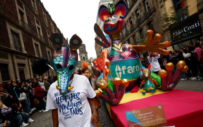 Cerca de 300 figuras gigantes de cartón, papel y pintura protagonizaron la decimoctava edición de esta celebración, organizada desde 2007 por el Museo de Arte Popular (MAP) y que forma parte de las festividades previas al Día de Muertos.