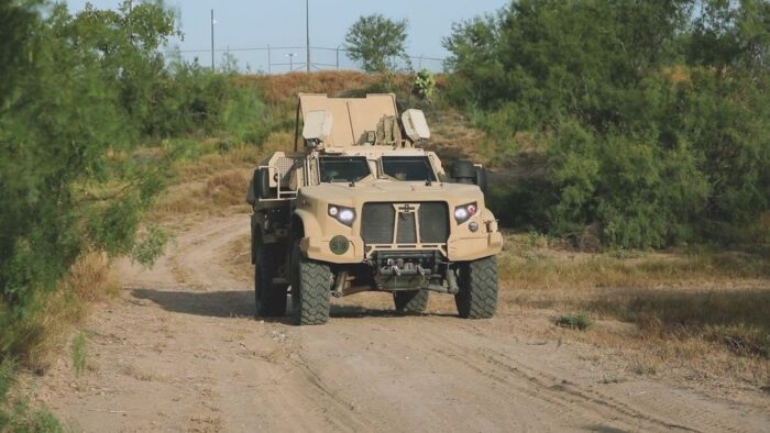 El viernes, cientos de agentes de la Fuerzas Armadas de EE.UU. fueron enviados cerca de la frontera entre México y EE.UU. en Texas.