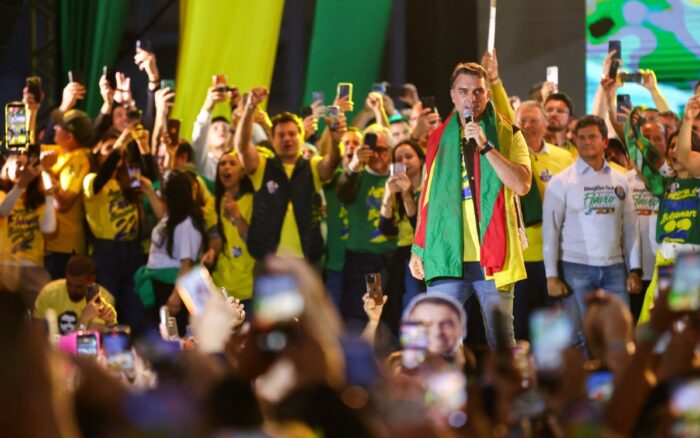 El ultraderechista Flavio Bolsonaro en un acto de campaña en Porto Alegre el pasado 14 de octubre.