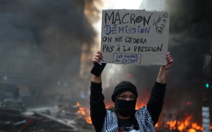 La policía lanzó gases lacrimógenos y se enfrentó a los manifestantes en varias ciudades de Francia el sábado, cuando algunas de las protestas más violentas de los últimos años, motivadas por el costo de ‌la vida y los servicios públicos, llevaron a miles de personas a las calles.
