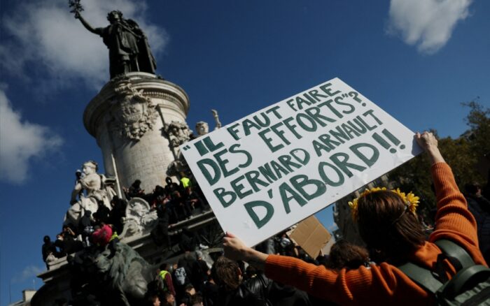 Los manifestantes, ataviados con chalecos de alta visibilidad, bloquearon las calles, lo que recordó al movimiento ⁠de los "chalecos amarillos" que marcó el anterior mandato del presidente Emmanuel Macron.