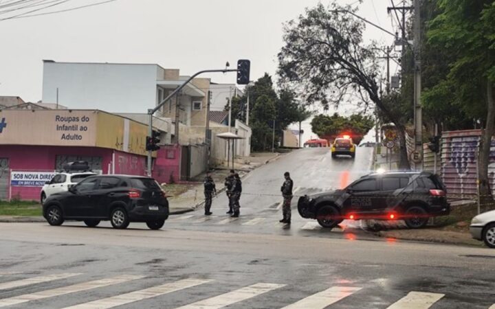 Hombre armado toma como rehenes a menores de una escuela en Brasil Hombre armado toma como rehenes a menores de una escuela en Brasil