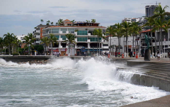 Desde este sábado, las autoridades mexicanas prevén lluvias extraordinarias, superiores a 250 milímetros, en Michoacán, Colima y Jalisco, con riesgo de crecidas de ríos y arroyos, deslaves, inundaciones urbanas y encharcamientos.