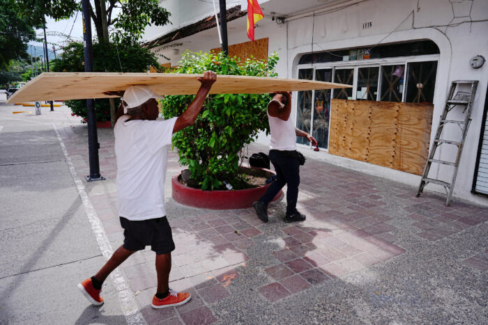 Según el último reporte del Servicio Meteorológico Nacional (SMN) de México, el huracán Simón presenta vientos máximos sostenidos de 240 kilómetros por hora con rachas de 295, mientras se desplaza hacia el norte a dos kilómetros por hora.