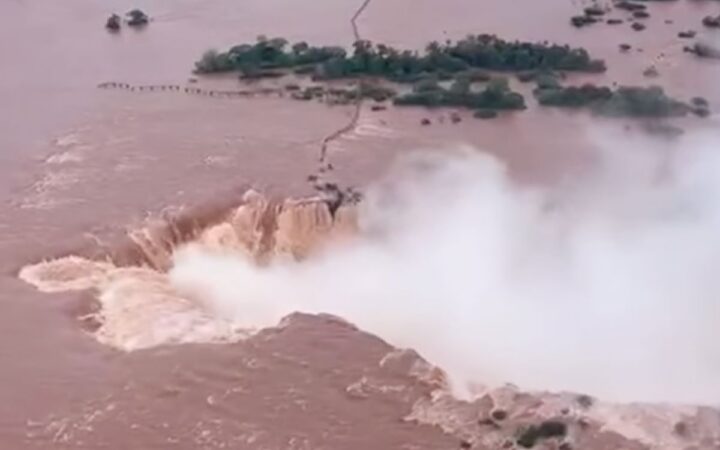 Cierran cataratas del Iguazú por alertas de crecidas en Argentina debido al El Niño Cierran cataratas del Iguazú por alertas de crecidas en Argentina debido al El Niño