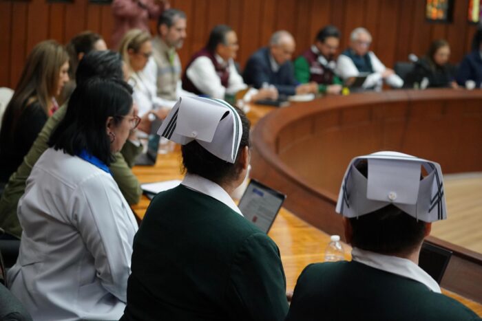 El Instituto Mexicano del Seguro Social (IMSS) y el Sindicato Nacional de Trabajadores del Seguro Social (SNTSS) continúan este sábado las mesas de trabajo para construir una nueva propuesta de incremento salarial y de mejora de las condiciones laborales.