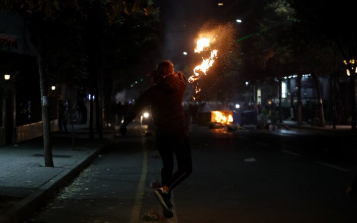 Jóvenes albaneses incendian el Tribunal de Apelación durante protestas Jóvenes albaneses incendian el Tribunal de Apelación durante protestas