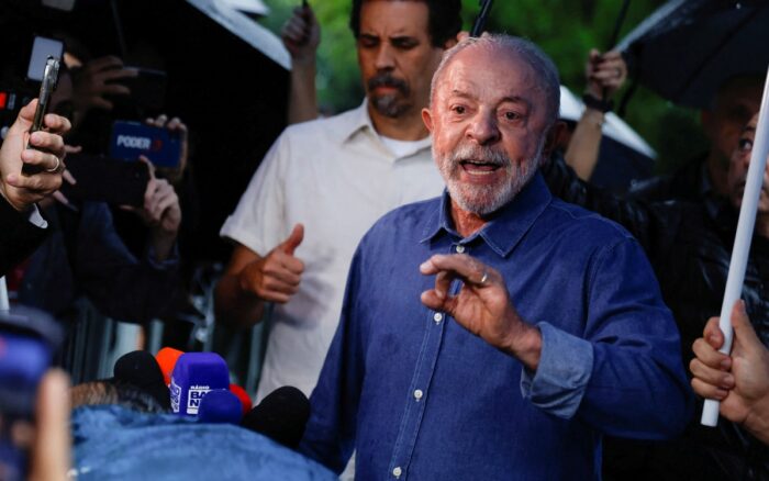 Un juez de la corte suprema brasileña prorrogó este domingo por dos horas el cierre de los colegios electorales en todo el país, que decide en un balotaje entre el presidente Luiz Inácio Lula da Silva y su rival conservador Flávio Bolsonaro.