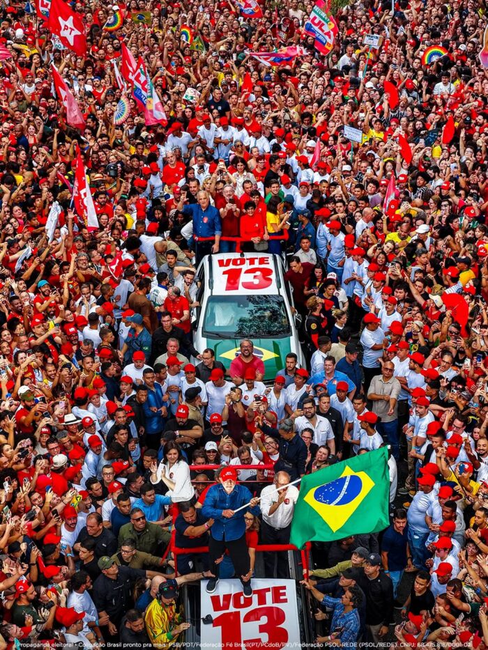 El presidente Lula y su rival Flávio Bolsonaro movilizaron el sábado a decenas de miles de simpatizantes fervorosos que tiñieron con banderas las calles en Brasil, antes de la batalla final el domingo en las urnas.