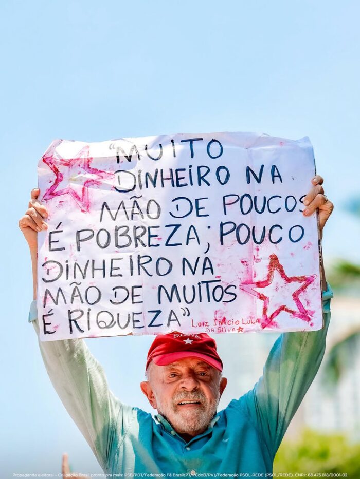 Frente a la famosa playa de Copacabana de Rio de Janeiro, una marea roja, el color del Partido de los Trabajadores de Lula, avanzó junto al presidente, de casi 81 años, que saltó en una camioneta pick-up al ritmo de la música.