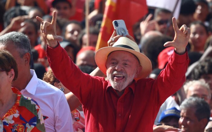 El candidato opositor Flávio Bolsonaro y el presidente brasileño, Luiz Inácio Lula da Silva, empatan con el 50 % de los votos válidos en un sondeo realizado por la empresa demoscópica Datafolha divulgado este jueves, a tres días de la segunda vuelta de las elecciones.