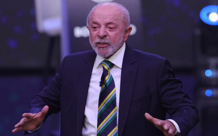 Con más agravios personales que propuestas, el presidente Luiz Inácio Lula da Silva y su rival Flávio Bolsonaro debatieron este domingo por primera vez en TV, a una semana del balotaje electoral en Brasil, mientras empatan en encuestas.