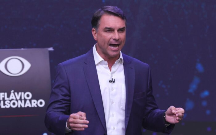 Bolsonaro machacó sobre las principales preocupaciones de los brasileños, como el costo de vida y la inseguridad, y acusó a Lula de "gastar locamente para reelegirse" con anuncios de beneficios sociales.