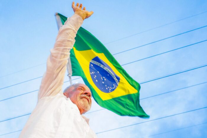 Luiz Inácio Lula da Silva dice que solo un milagro explica que aquel niño que huyó del hambre en un camión precario haya llegado a ser presidente de Brasil tres veces. Este domingo sumó una nueva proeza a su biografía al firmar la primera gran remontada electoral en la historia democrática del país.