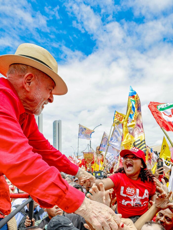 Pero a sus casi 81 años, Lula agarró por primera vez un celular, se sumergió en el mundo virtual, principal medio de información de los brasileños, y arrastró a cientos de miles de militantes a las calles en una efervescencia social que no se veía desde hacía décadas.