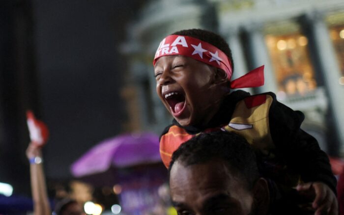 El presidente brasileño, Luiz Inácio Lula da Silva, ganó este domingo la segunda vuelta de las elecciones con un 51,76 % de los votos, frente al 48,24 % del senador ultraderechista Flávio Bolsonaro, en una remontada inédita en la historia democrática del país, según los resultados oficiales con el 99,81 % de las urnas escrutadas.