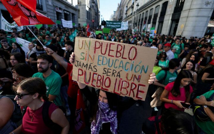 La huelga indefinida de la educación pública en Madrid arranca con detenciones y marchas La huelga indefinida de la educación pública en Madrid arranca con detenciones y marchas