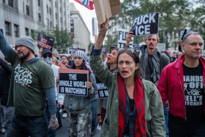 Los agentes del ICE llevaban chalecos de construcción cuando intervinieron a Bengal, quien, según el Departamento de Seguridad Nacional (DHS), está vinculado a la pandilla Los Trinitarios. El organismo aseguró que el inmigrante «utilizó su coche como un arma» e intentó embestir a los agentes, por lo que uno de ellos disparó.