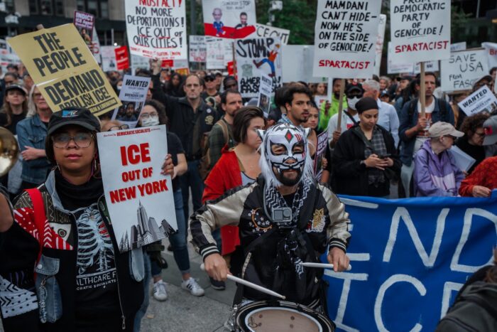 Natalia Aristizábal, copresidenta de Make the Road New York, señaló que aproximadamente 19.000 personas han sido «secuestradas» en las calles de Nueva York desde el inicio de la segunda Administración del presidente Donald Trump, en enero de 2025, la mitad de ellas en esta ciudad.