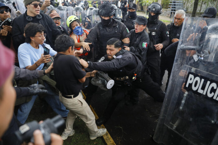 La protesta, a la que asistieron al menos unas 10.000 personas de todas las edades, fue reprimida por agentes antimotines al llegar a Casa Jalisco, la residencia del gobernador Pablo Lemus, que fue protegida con vallas para disminuir el acceso a la calle.
