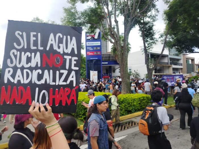 La corrupción y los malos manejos financieros del organismo encargado de distribuir el agua, aunados a infraestructura obsoleta, agravaron el problema, como lo han documentado diversas organizaciones y medios de comunicación.