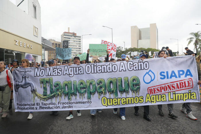 El agua contaminada llega también a comercios, escuelas y hospitales de la ciudad. El miércoles pasado, personas que reciben hemodiálisis denunciaron la suspensión de sus terapias porque el agua que recibe una de las clínicas públicas no se puede usar para ello.