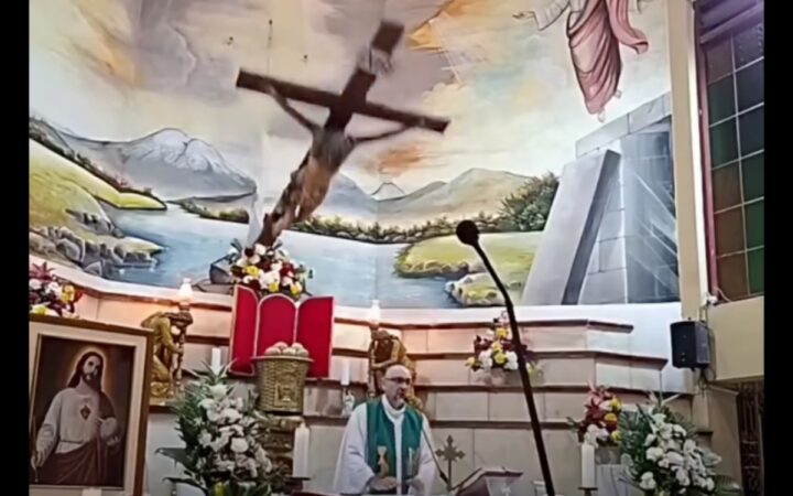 Sacerdote muere tras caerle una cruz en plena misa transmitida en vivo en Ecuador Sacerdote muere tras caerle una cruz en plena misa transmitida en vivo en Ecuador