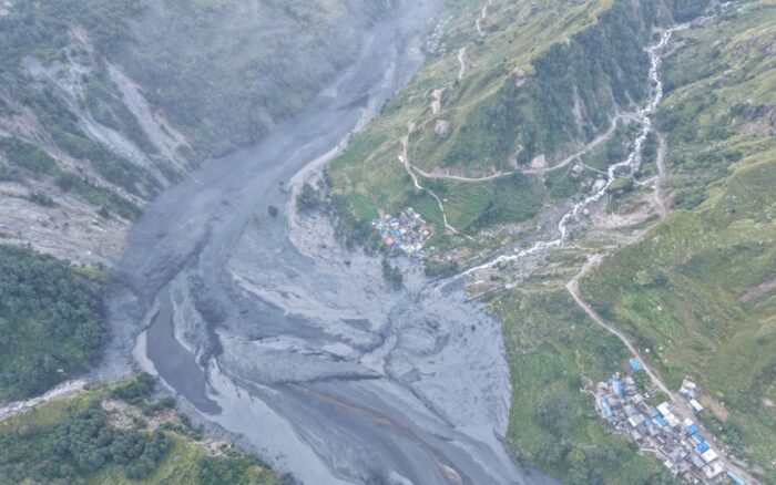 El primer ministro nepalí, Balendra Shah, informó en sus redes sociales de que seis personas fueron rescatadas en helicóptero, y confirmó el despliegue de las operaciones de rescate con varios helicópteros en la zona para buscar a los desaparecidos.