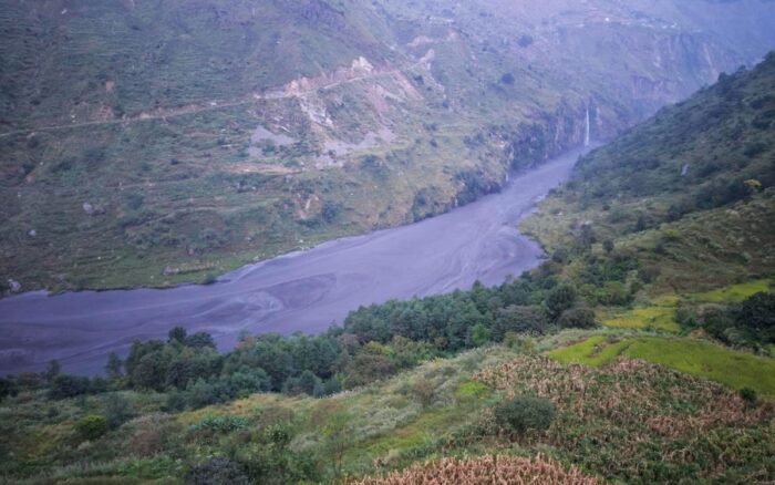 La riada arrastró casas en Jagat Bagar, Salleri y Ghattekhola, según declaró a EFE el director administrativo del municipio rural de Chumanubri, en Gorkha, Narayan Prasad Sapkota.