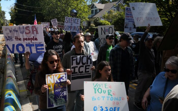La Unión Estadounidense para las Libertades Civiles (ACLU), la American Federation of Teachers, Black Voters Matter Fund, Indivisible, MoveOn, Public Citizen, State Voices y Voto Latino hicieron parte de las organizaciones que convocaron la iniciativa No Kings.
