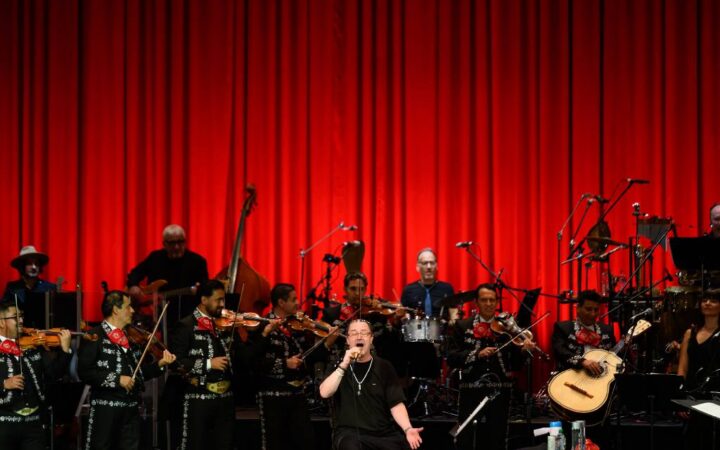Con ritmo de mariachi, Mike Patton cerró su concierto en Bellas Artes Con ritmo de mariachi, Mike Patton cerró su concierto en Bellas Artes