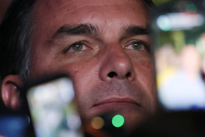 Este viernes, la Policía Federal brasileña ejecutó, de forma preventiva, dos órdenes de registro e incautación en São Paulo y en los alrededores del Distrito Federal y afirmó que iban a analizar los equipos de comunicación e informáticos aprehendidos para determinar los pasos a seguir. 