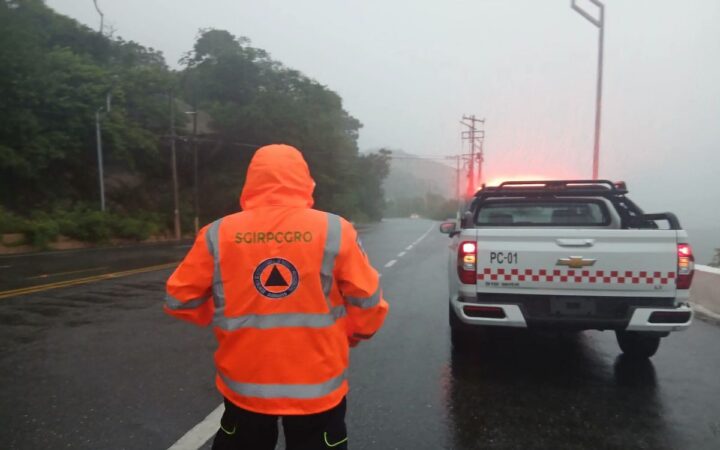Huracán Simón deja 50 colonias afectadas e inundaciones en Acapulco Huracán Simón deja 50 colonias afectadas e inundaciones en Acapulco