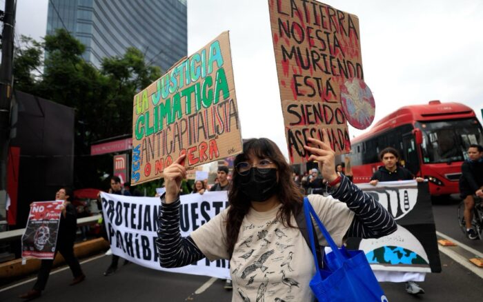 Activistas convocados por más de 25 organizaciones ambientalistas protestaron este sábado para denunciar daños ambientales de Petróleos Mexicanos (Pemex), rechazar los estudios sobre extracción de gas mediante fracturación hidráulica o ‘fracking’ y cuestionar el respaldo financiero del Gobierno a la petrolera estatal.
