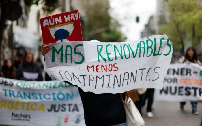La Red Corredor Arrecifal documentó hidrocarburos en 113 sitios de un tramo costero de 1.168 kilómetros entre Tabasco y Tamaulipas, mientras manifestantes caminaban sobre las principales avenidas de la capital mexicana con carteles que acusaban casi 1.500 derrames y fugas.