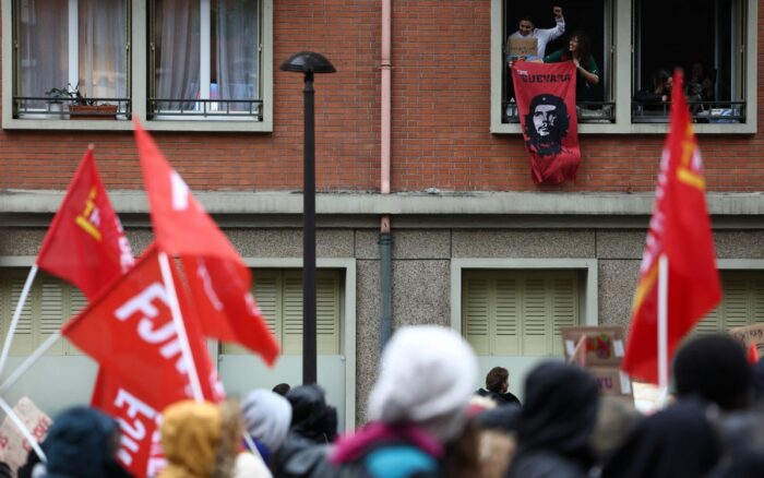 Entre 410.000 y casi 800.000 personas -según las autoridades y el sindicato CGT, respectivamente- participaron en las marchas, en su mayoría pacíficas. En París, fueron entre 110.000 y 250.000, pese a que la prefectura de policía cambió el recorrido a última hora.