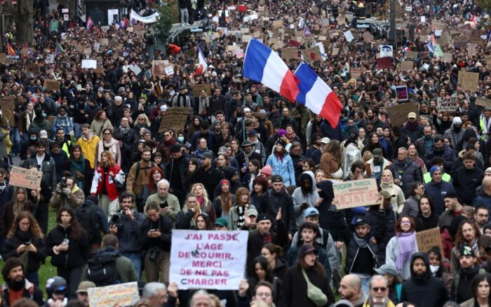 Cientos de miles de personas protestaron este sábado contra el encarecimiento de la vida en Francia en un ambiente tenso, marcado por esporádicos choques con la policía, y entre críticas al gobierno de Emmanuel Macron por prohibir algunas manifestaciones.