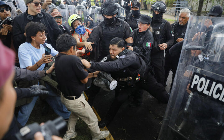 Liberan a algunos detenidos tras protesta por agua en Guadalajara; colectivos exigen transparencia Liberan a algunos detenidos tras protesta por agua en Guadalajara; colectivos exigen transparencia