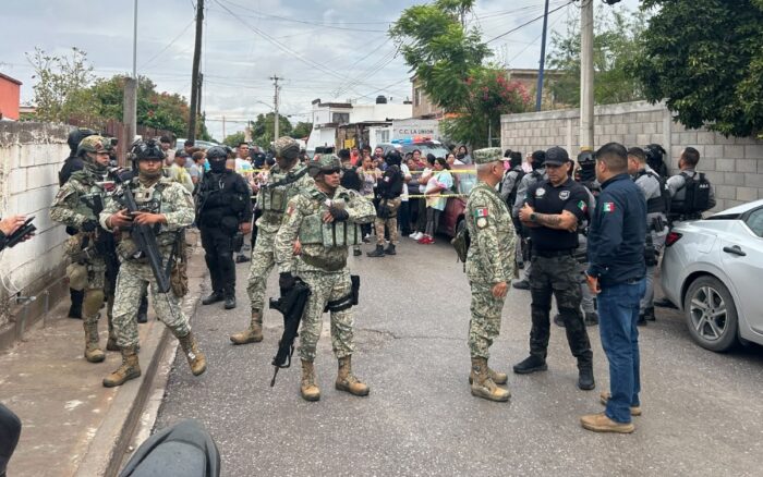 Dos jóvenes de 18 años, hermanos, exalumnos de la secundaria de Torreón, fueron señalados como los probables responsables de la agresión, detenidos y puestos a disposición de las autoridades.